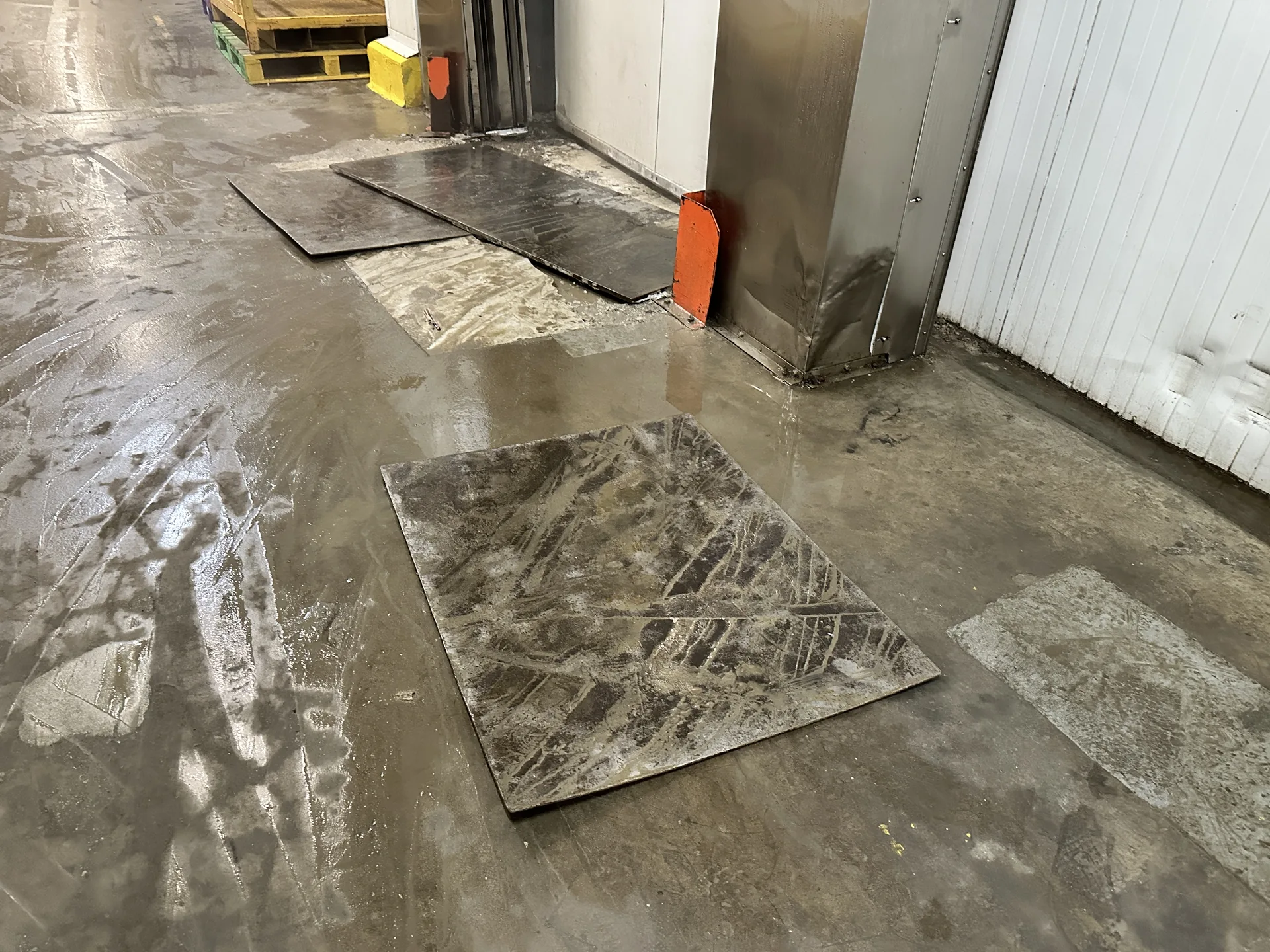Temporary steel plates protecting a damaged cold storage operating route